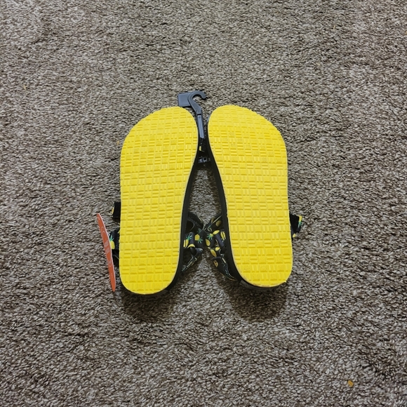 Girls Size 5 cute sandals with adjustable straps - Picture 3 of 4